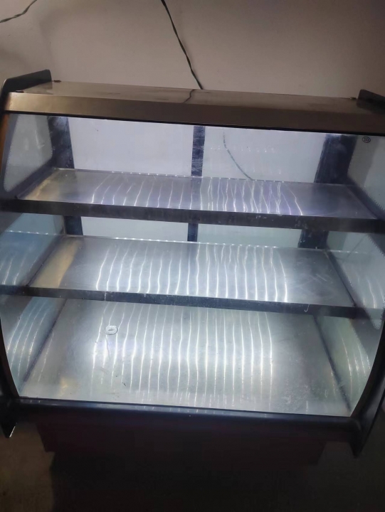 八成新一米展示柜低价出售600，可摆摊接电瓶...